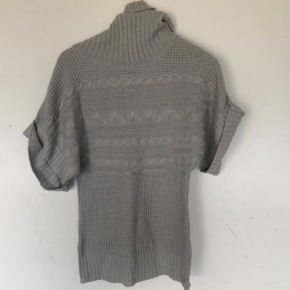 Short sleeved sweater